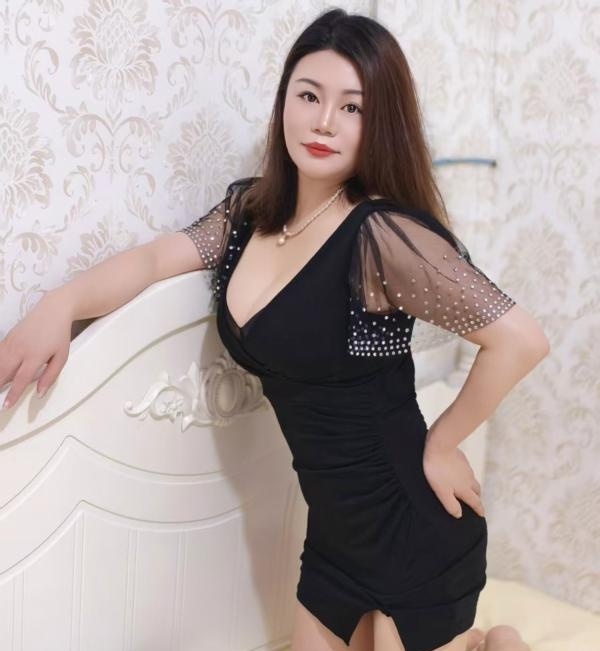 娇小的风骚少妇-买色网