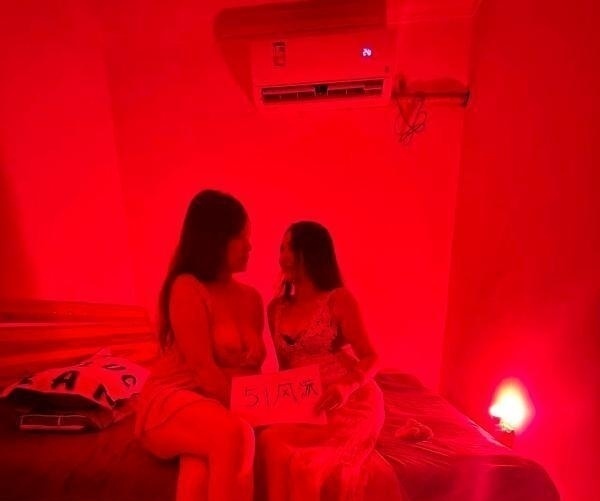 中大项双飞巨乳两闺蜜-买色网
