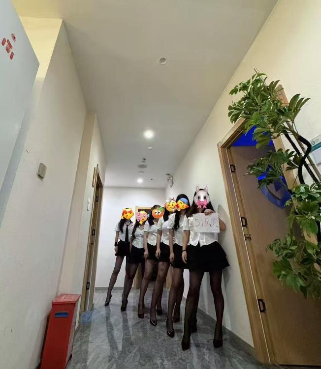 清涩8位小姐姐在店-51花探