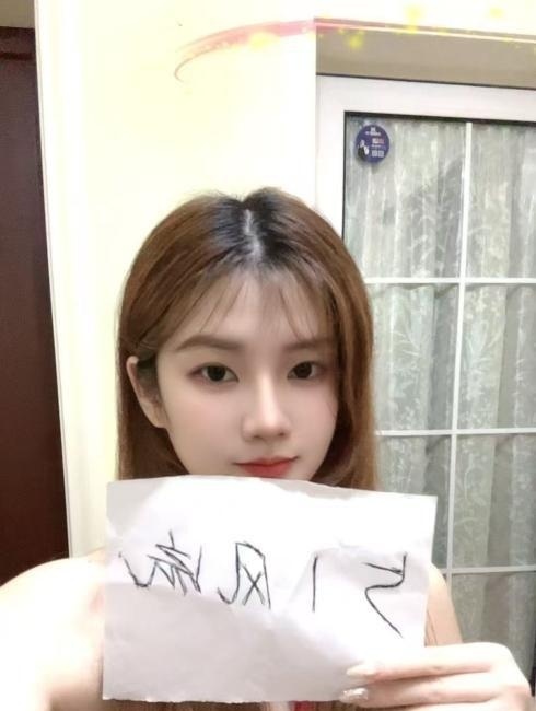 建邺冷白皮美少女-买色网