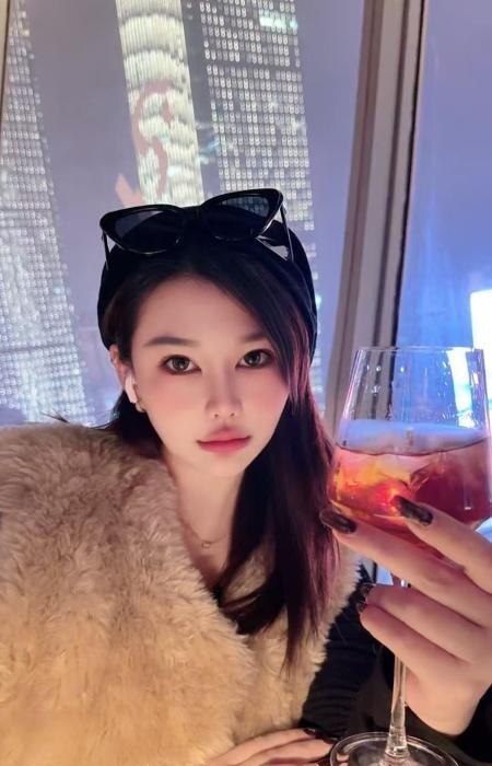 岳麓E奶女神依依-买色网