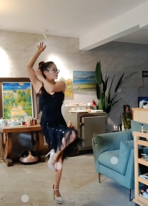 双飞舞蹈姐妹腰细胸大-买色网
