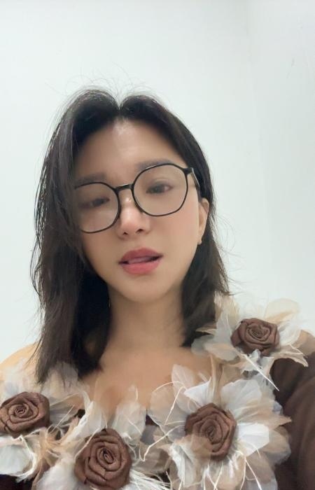 戴眼镜的大胸少妇-买色网