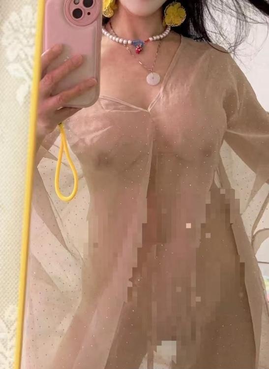 武汉翘臀大胸小女友-买色网
